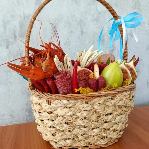 Корзинка с раками и закусками