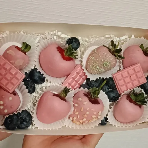 Клубника в розовом шоколаде