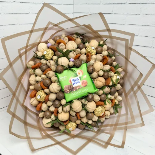 Букет из орехов и шоколада
